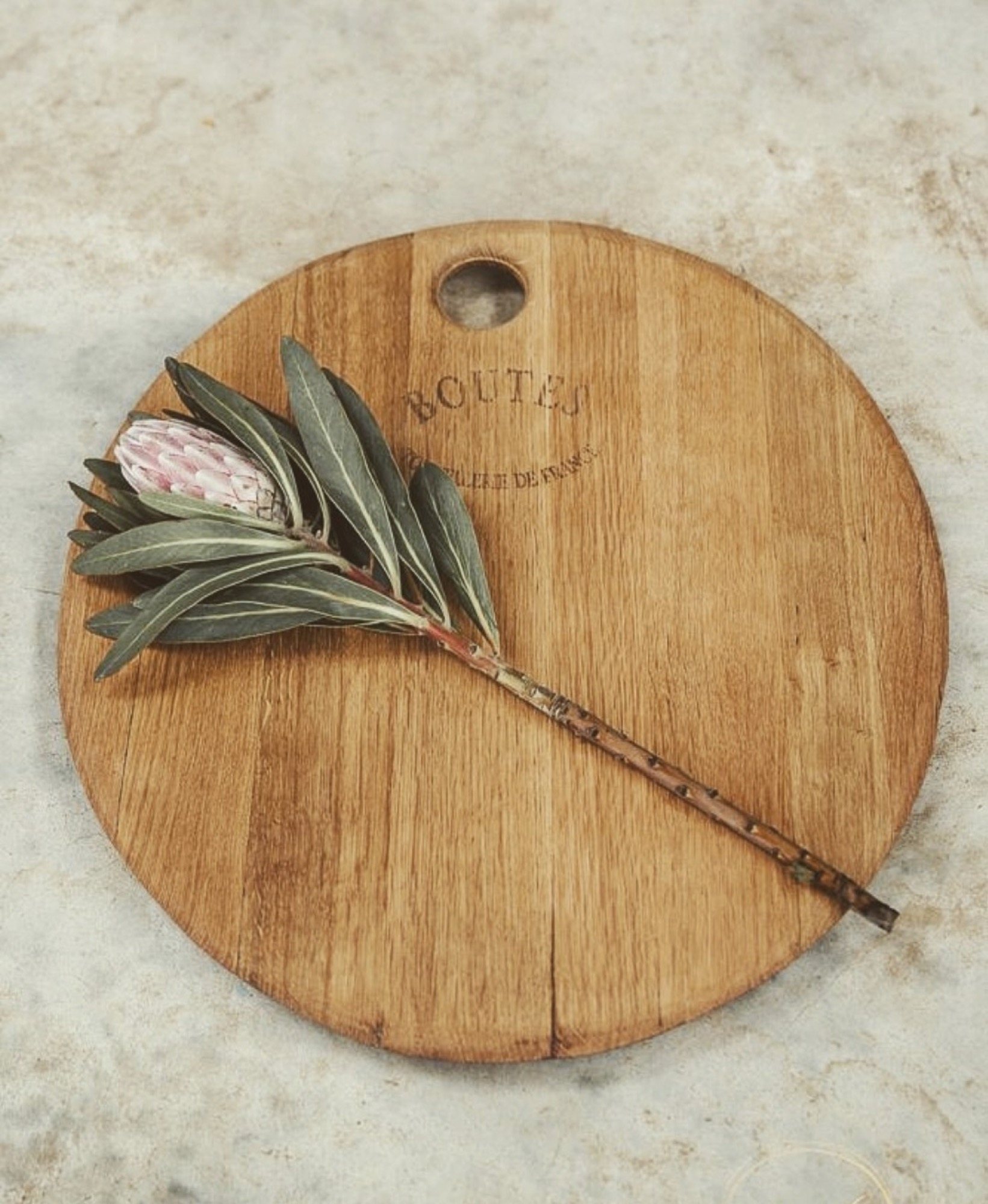 Round olive-wood board