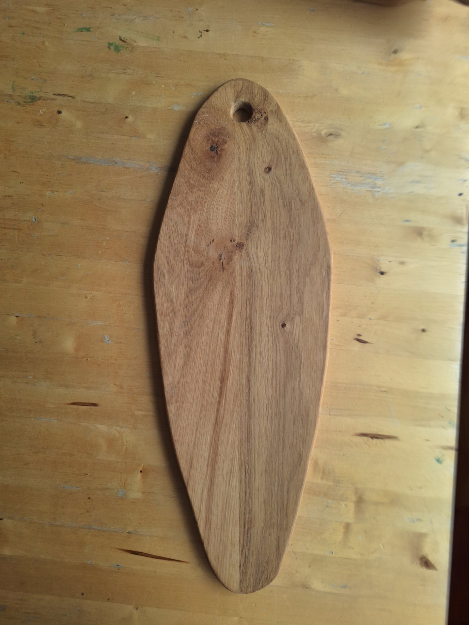 Leaf-shaped board with rich grain